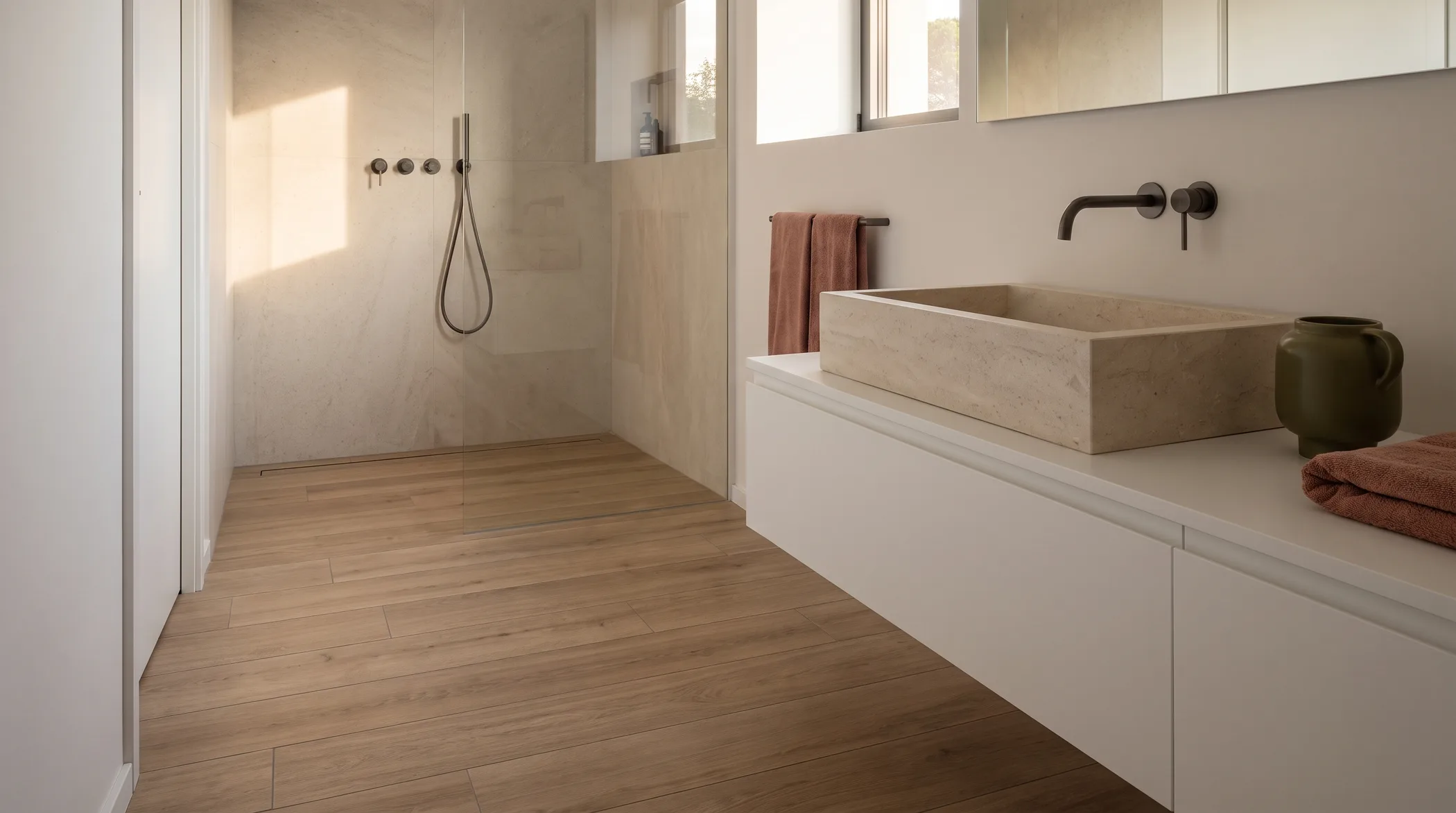 Carrelage effet bois en lames de teinte chêne dans une salle de bain avec douche à l'italienne
