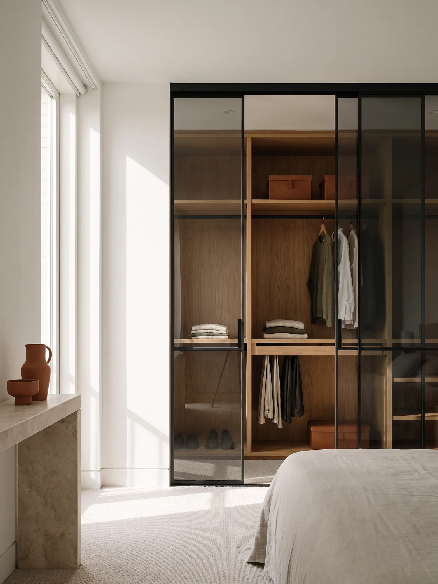 Dressing sur mesure à portes coulissantes vitrées et aménagement intérieur en chêne