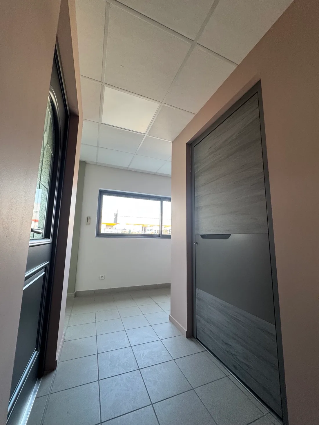 Entrée du showroom — porte d'intérieur et carrelage