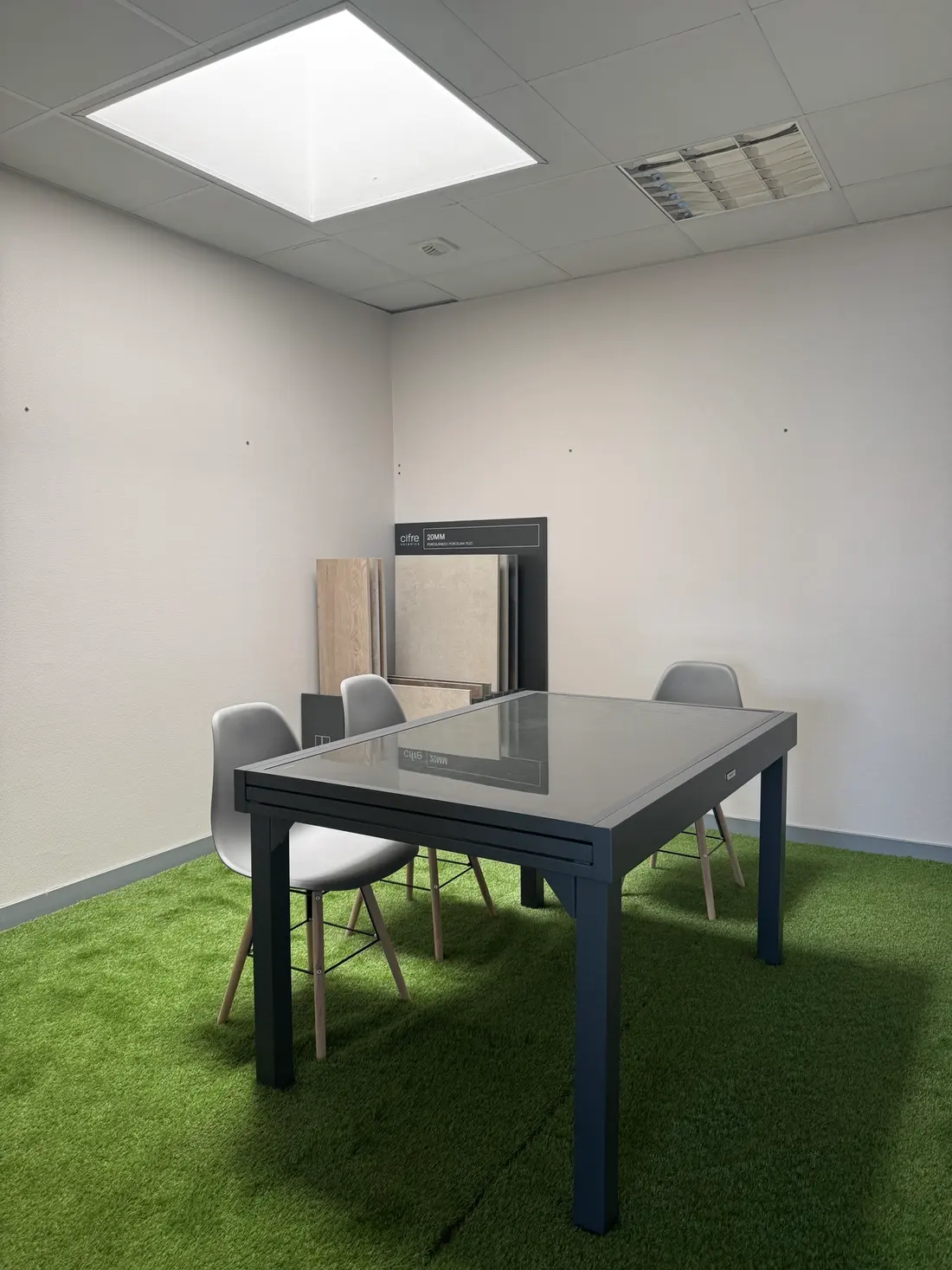 Espace conseil — table et échantillons de carrelage